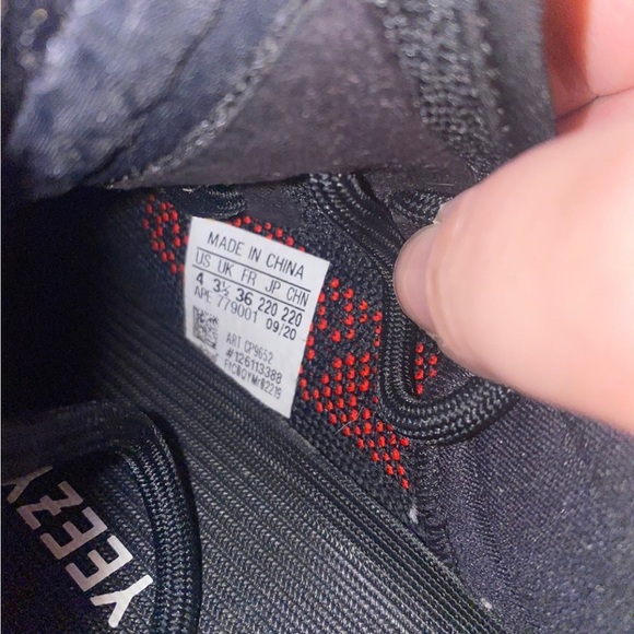 AUTHENTIC YEEZY V’2 Bred - Picture 2 of 4
